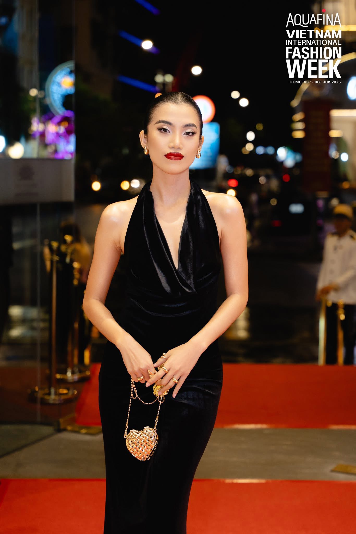 Hành Trình Thời Trang Đầy Cảm Xúc Của Ngân: Từ Đêm Tiệc Sang Trọng Đến Sàn Diễn Rực Rỡ! 