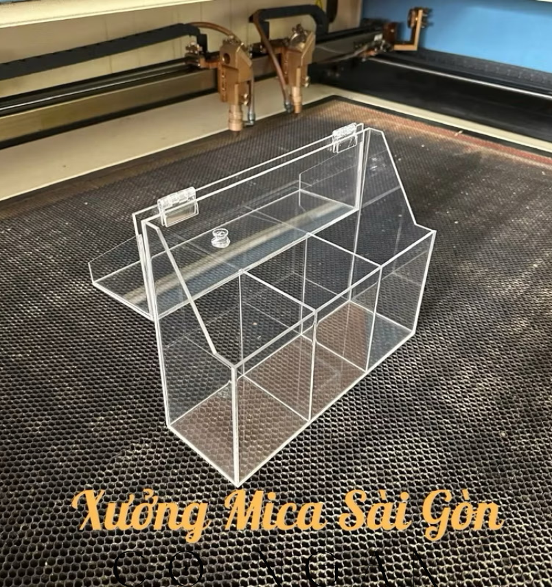 ￼Hộp đựng cọ trang điểm bằng Mica 3 ngăn 